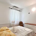 Villa Paladin - Spacious With Pool Near Garden - 7 Min Walk *