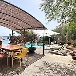 Villa Paladin - Spacious With Pool Near Garden - 7 Min Walk
