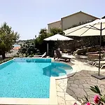 Villa Paladin - Spacious With Pool Near Garden - 7 Min Walk Tisno
