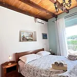 Paladin - Spacious With Pool Near Garden - 7 Min Walk *