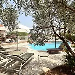 Paladin - Spacious With Pool Near Garden - 7 Min Walk Tisno