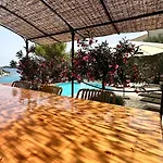Paladin - Spacious With Pool Near Garden - 7 Min Walk