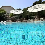Paladin - Spacious With Pool Near Garden - 7 Min Walk Villa *