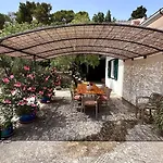 Paladin - Spacious With Pool Near Garden - 7 Min Walk Tisno