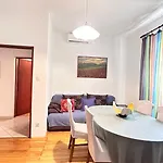 Paladin - Spacious With Pool Near Garden - 7 Min Walk *