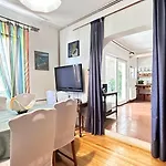 Villa Paladin - Spacious With Pool Near Garden - 7 Min Walk