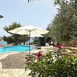 Paladin - Spacious With Pool Near Garden - 7 Min Walk Villa Tisno