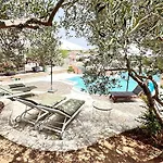 Paladin - Spacious With Pool Near Garden - 7 Min Walk Villa *