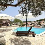 Paladin - Spacious With Pool Near Garden - 7 Min Walk *