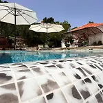 Paladin - Spacious With Pool Near Garden - 7 Min Walk Villa *
