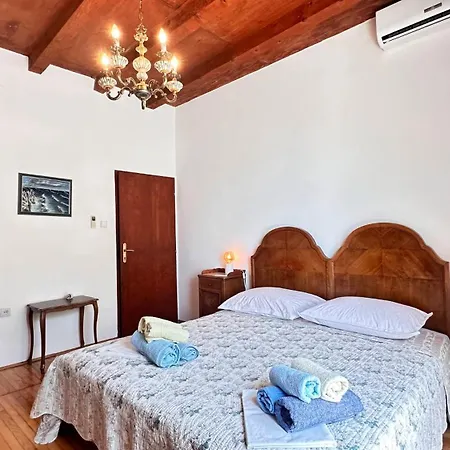 Paladin - Spacious With Pool Near Garden - 7 Min Walk