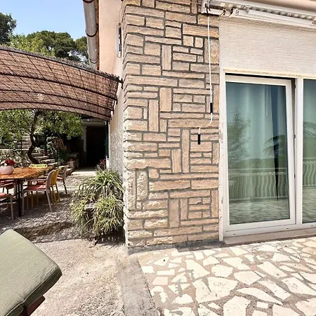 Villa Paladin - Spacious With Pool Near Garden - 7 Min Walk