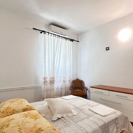 Villa Paladin - Spacious With Pool Near Garden - 7 Min Walk *
