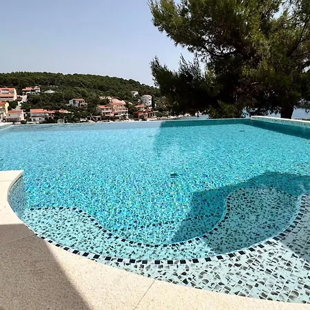 Paladin - Spacious With Pool Near Garden - 7 Min Walk *