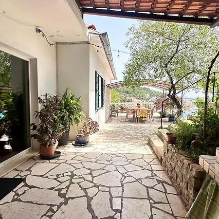 Paladin - Spacious With Pool Near Garden - 7 Min Walk