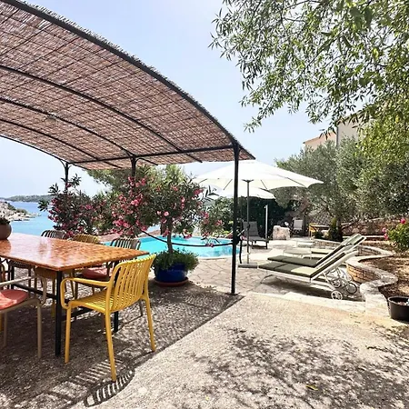 Villa Paladin - Spacious With Pool Near Garden - 7 Min Walk