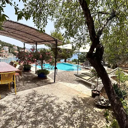Paladin - Spacious With Pool Near Garden - 7 Min Walk Villa *
