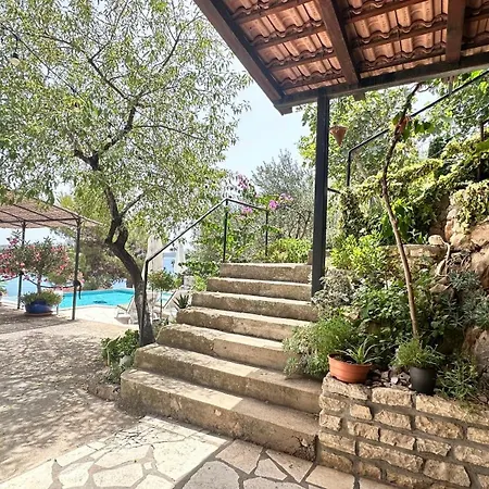 Paladin - Spacious With Pool Near Garden - 7 Min Walk * Tisno