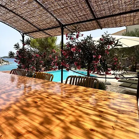 Paladin - Spacious With Pool Near Garden - 7 Min Walk