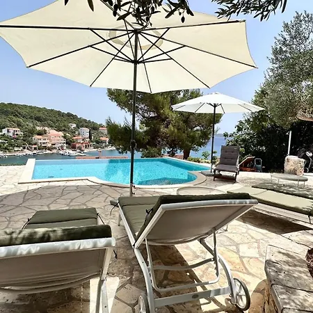 Villa Paladin - Spacious With Pool Near Garden - 7 Min Walk