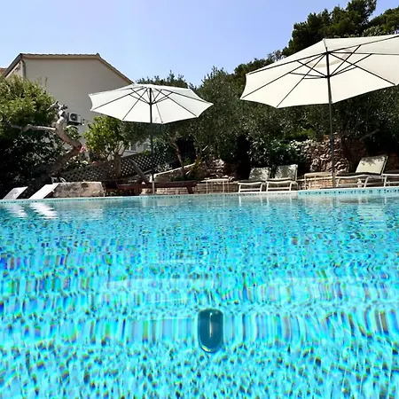 Paladin - Spacious With Pool Near Garden - 7 Min Walk Villa *