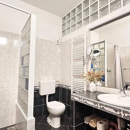 Villa Paladin - Spacious With Pool Near Garden - 7 Min Walk *