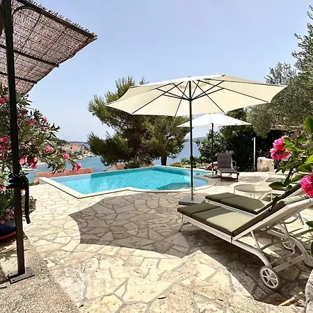 Paladin - Spacious With Pool Near Garden - 7 Min Walk * Tisno