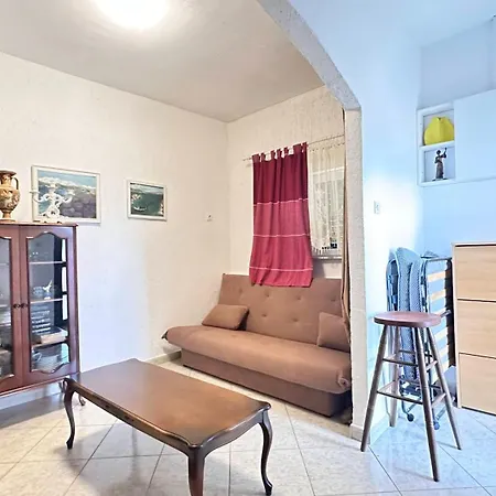 Paladin - Spacious With Pool Near Garden - 7 Min Walk
