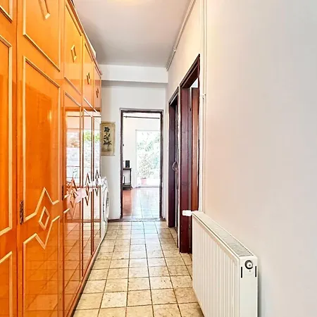 Villa Paladin - Spacious With Pool Near Garden - 7 Min Walk