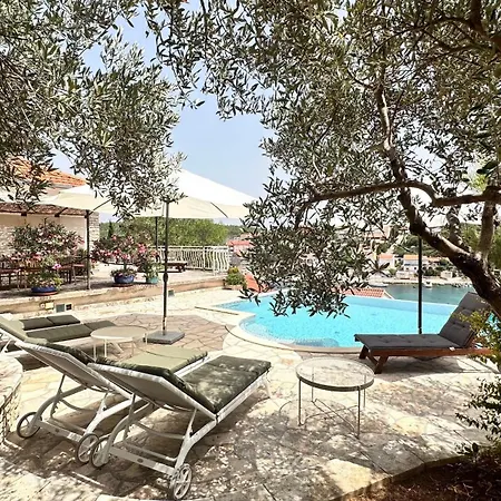 Paladin - Spacious With Pool Near Garden - 7 Min Walk Villa *