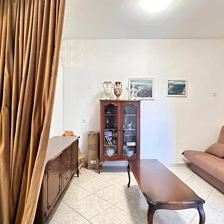 Villa Paladin - Spacious With Pool Near Garden - 7 Min Walk *