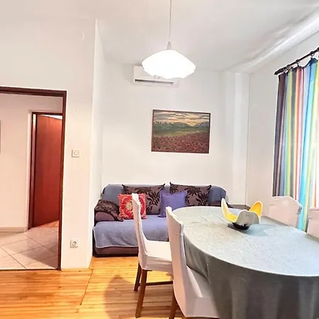 Paladin - Spacious With Pool Near Garden - 7 Min Walk *