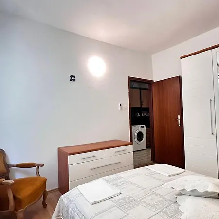 Paladin - Spacious With Pool Near Garden - 7 Min Walk Villa