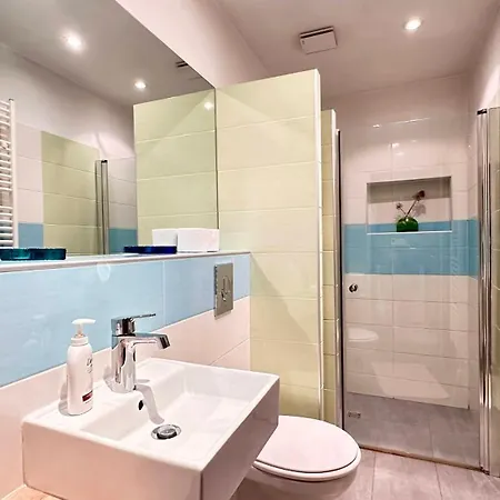 Villa Paladin - Spacious With Pool Near Garden - 7 Min Walk