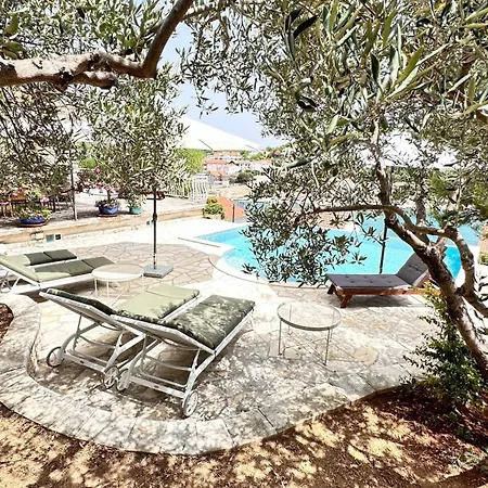 Paladin - Spacious With Pool Near Garden - 7 Min Walk Villa *