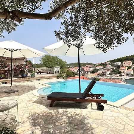 Paladin - Spacious With Pool Near Garden - 7 Min Walk *