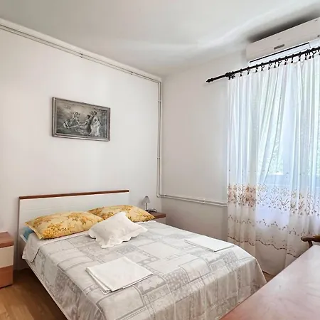 Paladin - Spacious With Pool Near Garden - 7 Min Walk Tisno