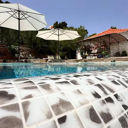 Paladin - Spacious With Pool Near Garden - 7 Min Walk Villa *
