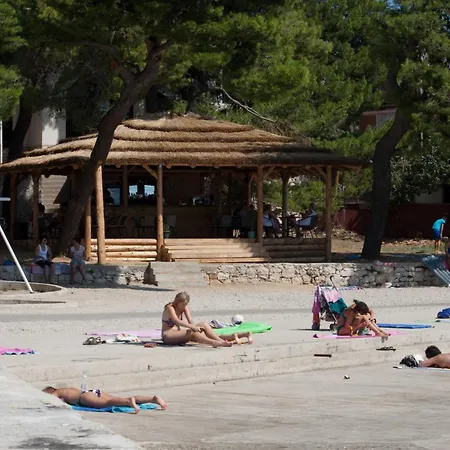 Paladin - Spacious With Pool Near Garden - 7 Min Walk Villa