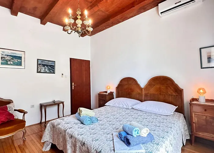 Paladin - Spacious With Pool Near Garden - 7 Min Walk