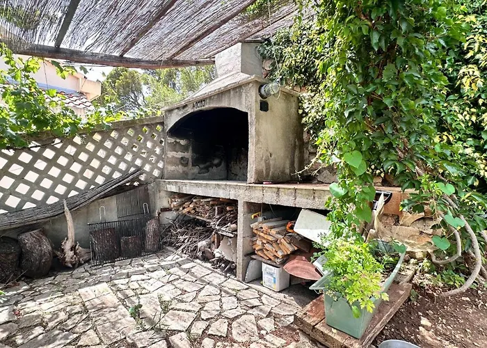 Paladin - Spacious With Pool Near Garden - 7 Min Walk 빌라