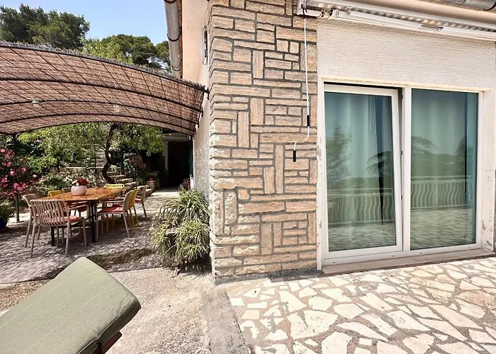 빌라 Paladin - Spacious With Pool Near Garden - 7 Min Walk