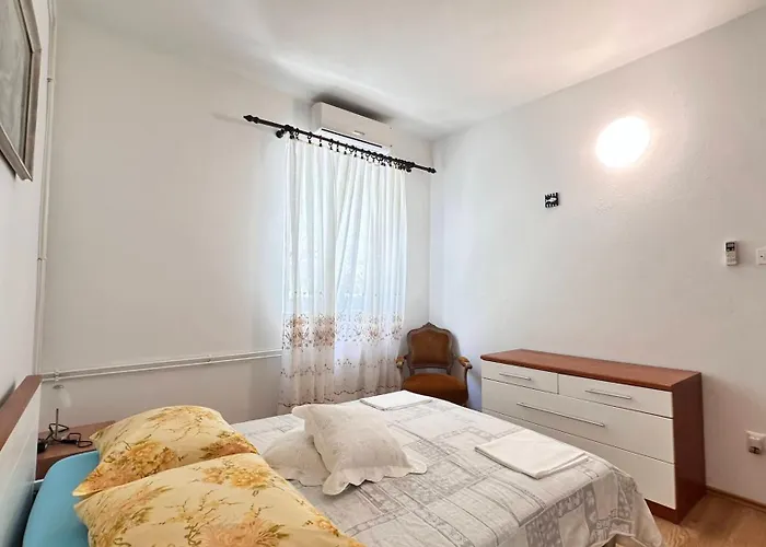 Villa Paladin - Spacious With Pool Near Garden - 7 Min Walk *