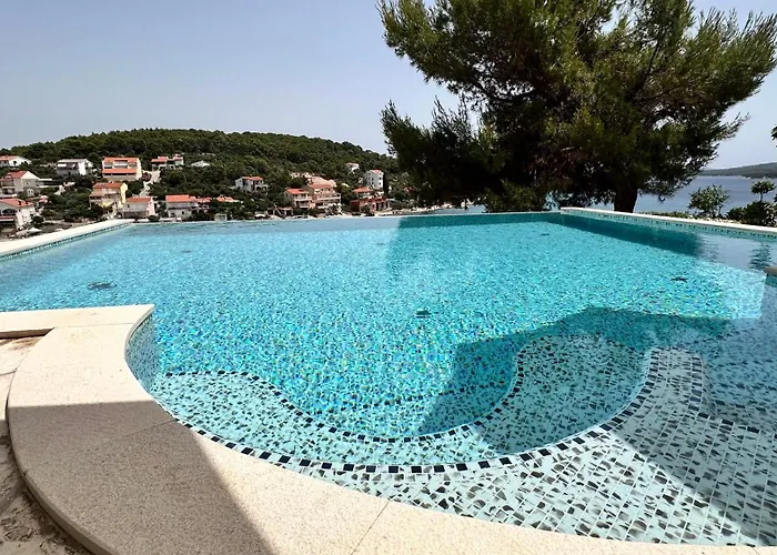 Paladin - Spacious With Pool Near Garden - 7 Min Walk *