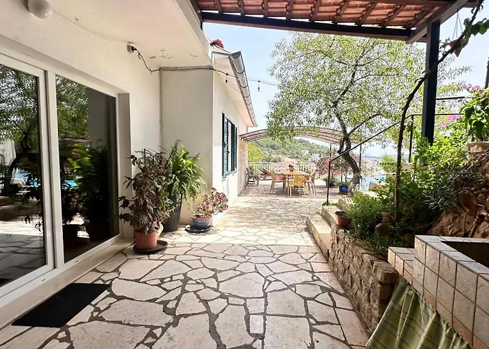 Paladin - Spacious With Pool Near Garden - 7 Min Walk