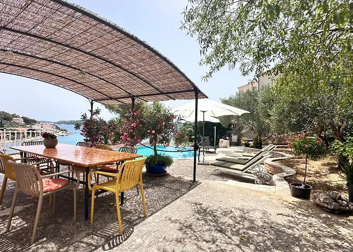 Villa Paladin - Spacious With Pool Near Garden - 7 Min Walk