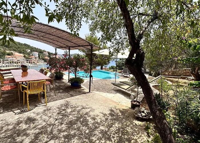 Paladin - Spacious With Pool Near Garden - 7 Min Walk 빌라 *