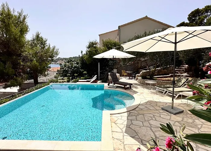 Villa Paladin - Spacious With Pool Near Garden - 7 Min Walk Tisno