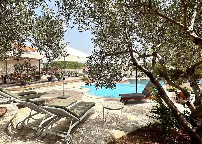 Paladin - Spacious With Pool Near Garden - 7 Min Walk Tisno