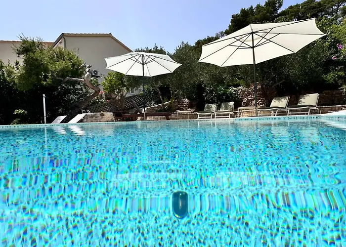 Paladin - Spacious With Pool Near Garden - 7 Min Walk Villa *